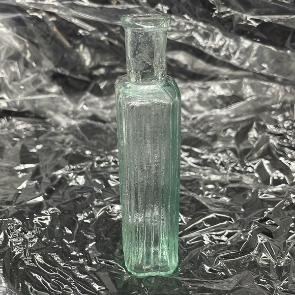 Vintage Victorian Ribbed Glass Apothecary Bottle “SULPHOLINE” Embossed 2 oz - Picture 5 of 8